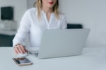 Mulher usando o computador planejando o futuro com a EU SOU